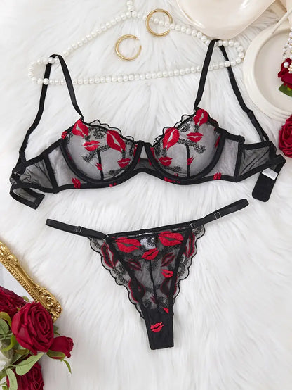 Ensemble de lingerie florale, comprend un soutien-gorge en maille transparente brodée pour un soutien moyen, un string réglable sans rembourrage