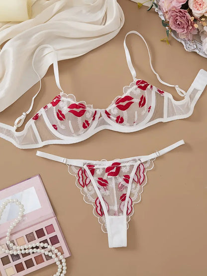 Ensemble de lingerie florale, comprend un soutien-gorge en maille transparente brodée pour un soutien moyen, un string réglable sans rembourrage