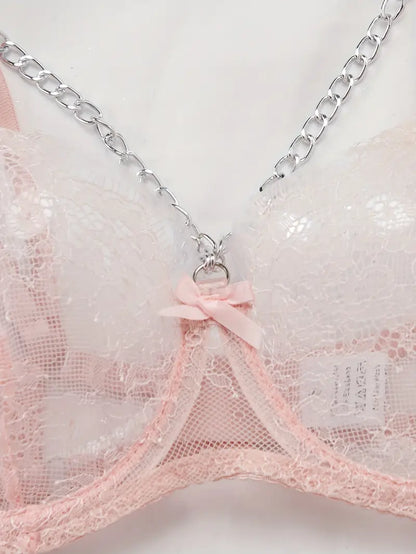 Ensemble lingerie élégante pour femmes, ornée de délicate dentelle et de détails en plumes transparentes