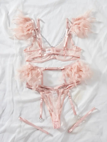 Ensemble lingerie élégante pour femmes, ornée de délicate dentelle et de détails en plumes transparentes