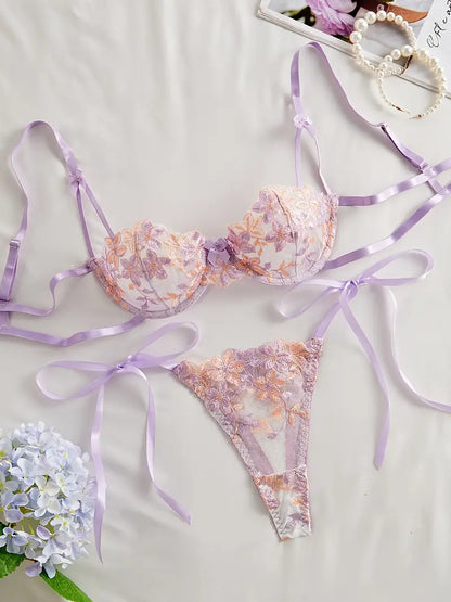 Ensemble de lingerie en maille transparente brodée de motifs floraux raffinés, comprenant un soutien-gorge en dentelle séduisant et des culottes hipster ornées de détails noués