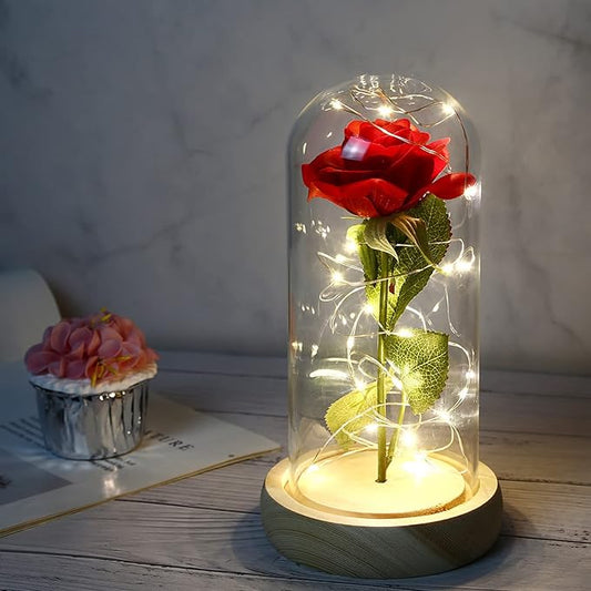 Rose "La Belle et la Bête" éternelle, présentée dans un dôme transparent avec une bande lumineuse LED, pour une touche magique et intemporelle.