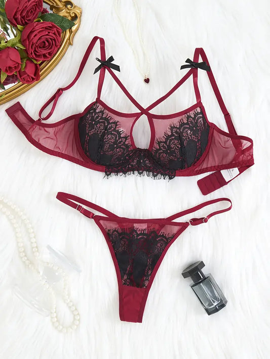 L’ensemble de lingerie floral brodé - Composé d’un soutien-gorge sans rembourrage et d’une culotte string à taille basse