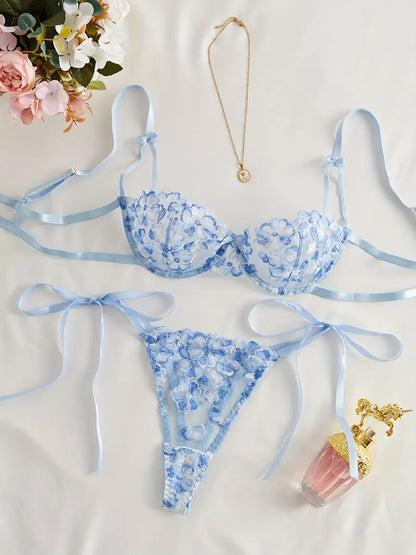 Ensemble de lingerie en maille transparente brodée de motifs floraux raffinés, comprenant un soutien-gorge en dentelle séduisant et des culottes hipster ornées de détails noués