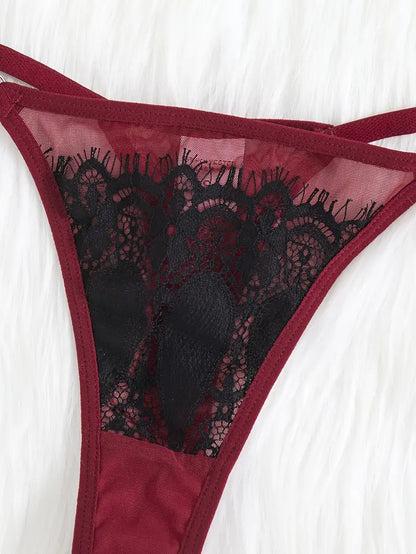 L’ensemble de lingerie floral brodé - Composé d’un soutien-gorge sans rembourrage et d’une culotte string à taille basse