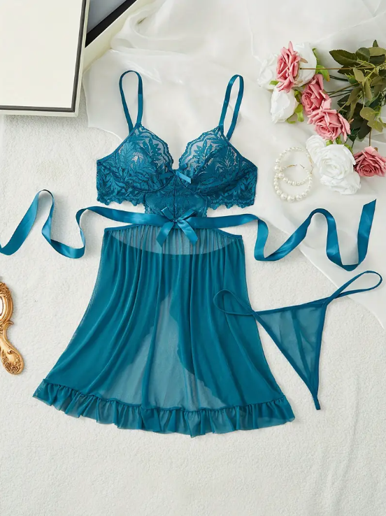 Ensemble lingerie sexy pour femme : robe en dentelle ajourée avec nœud papillon, bretelles spaghetti, ourlet à volants et string assorti, idéal pour des vêtements de nuit sensuels.