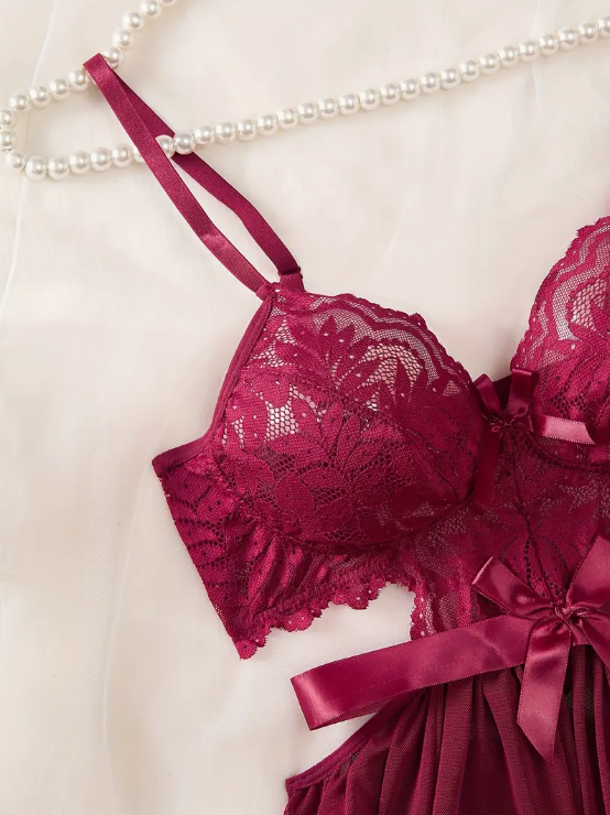 Ensemble lingerie sexy pour femme : robe en dentelle ajourée avec nœud papillon, bretelles spaghetti, ourlet à volants et string assorti, idéal pour des vêtements de nuit sensuels.