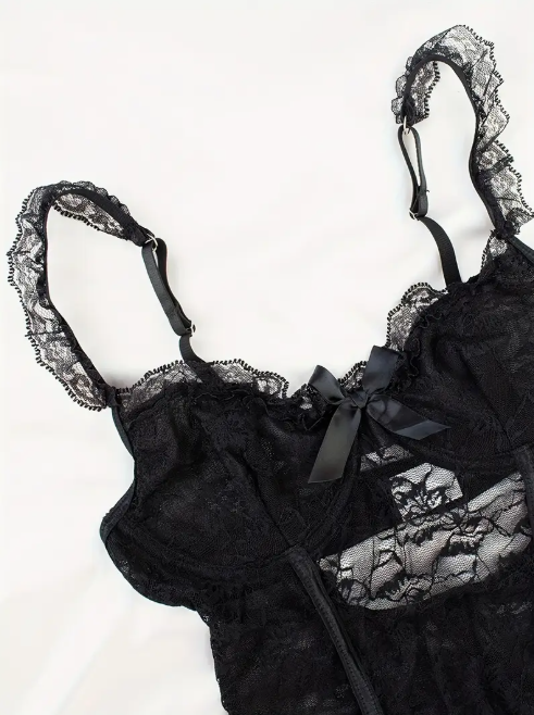 Ensemble de lingerie ultra sexy en dentelle haut de gamme pour femmes : style européen et américain. Composé de 3 pièces, un string transparent, des bas déchirables et un soutien-gorge