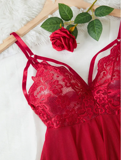 Ensemble lingerie nuisette sexy en dentelle florale, dos nu et ourlet asymétrique