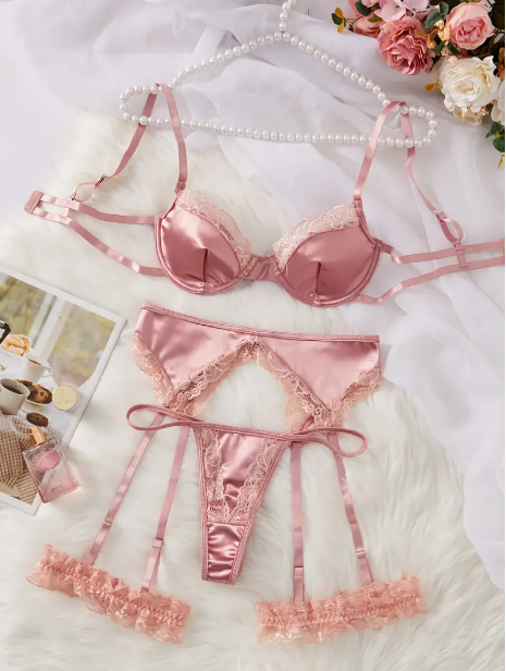 Ensemble de lingerie en satin tendance pour l'automne et l'hiver, comprenant un soutien-gorge en dentelle, un string, des porte-jarretelles, et deux anneaux de pied