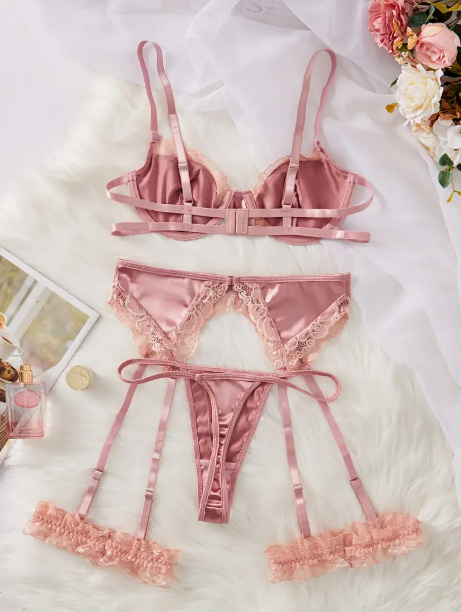 Ensemble de lingerie en satin tendance pour l'automne et l'hiver, comprenant un soutien-gorge en dentelle, un string, des porte-jarretelles, et deux anneaux de pied