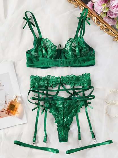 Ensemble de lingerie raffiné composé d'un soutien-gorge en dentelle florale, d'un string assorti et d'un porte-jarretelles agrémenté d'un nœud élégant, offrant une allure sensuelle et féminine