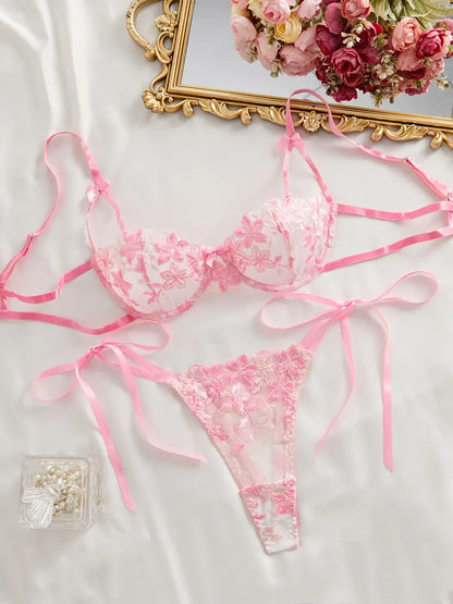 Ensemble de lingerie en maille transparente brodée de motifs floraux raffinés, comprenant un soutien-gorge en dentelle séduisant et des culottes hipster ornées de détails noués