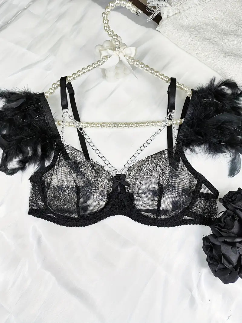 Ensemble lingerie élégante pour femmes, ornée de délicate dentelle et de détails en plumes transparentes