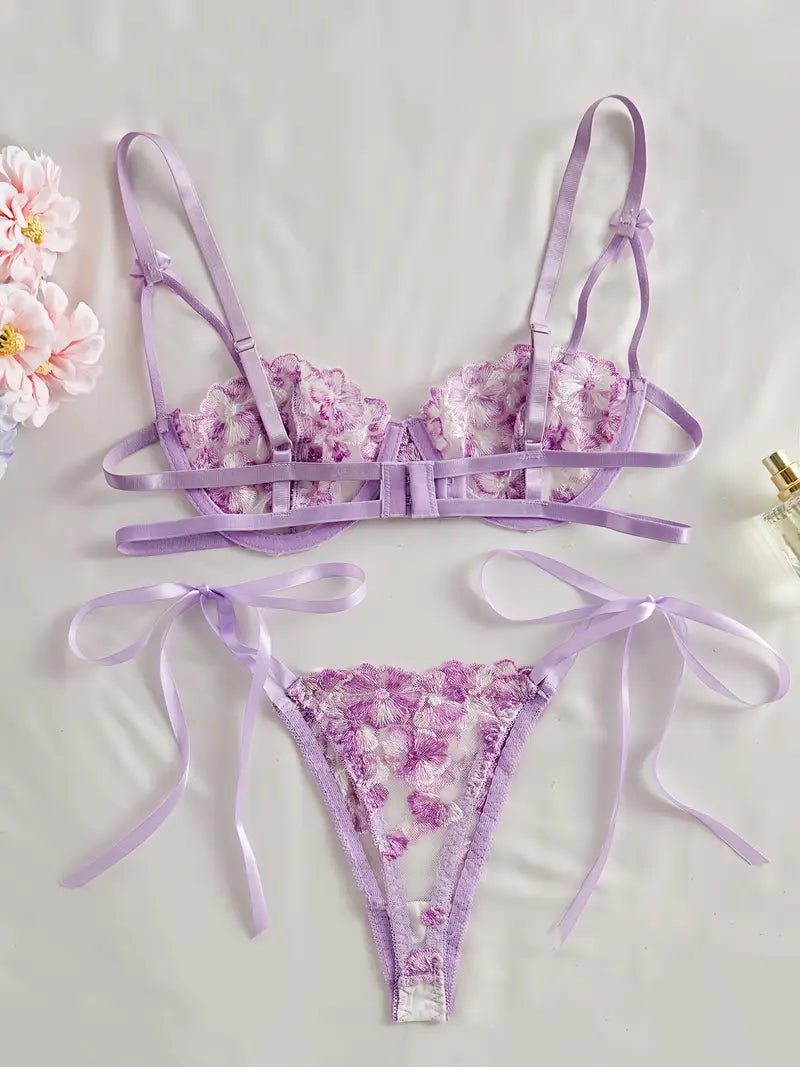 Ensemble de lingerie en maille transparente brodée de motifs floraux raffinés, comprenant un soutien-gorge en dentelle séduisant et des culottes hipster ornées de détails noués