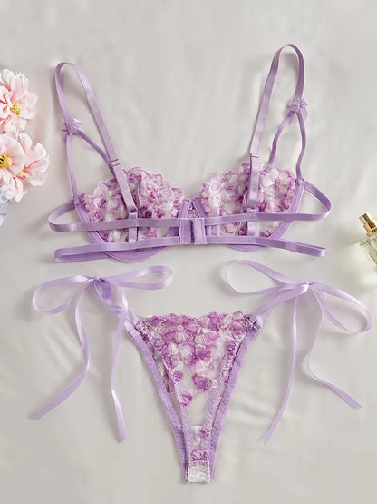 Ensemble de lingerie en maille transparente brodée de motifs floraux raffinés, comprenant un soutien-gorge en dentelle séduisant et des culottes hipster ornées de détails noués