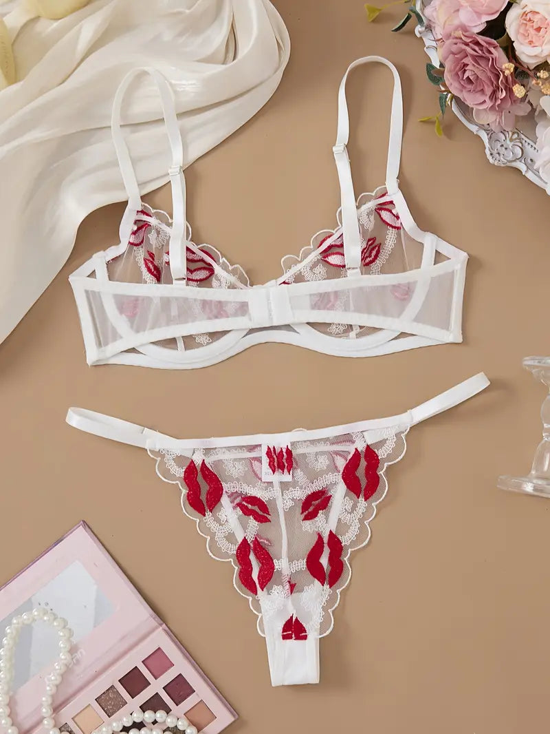 Ensemble de lingerie florale, comprend un soutien-gorge en maille transparente brodée pour un soutien moyen, un string réglable sans rembourrage