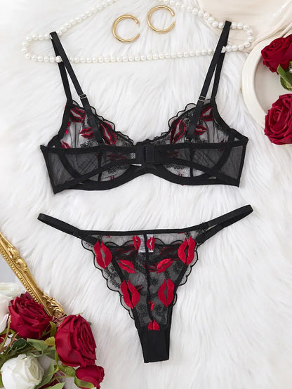 Ensemble de lingerie florale, comprend un soutien-gorge en maille transparente brodée pour un soutien moyen, un string réglable sans rembourrage